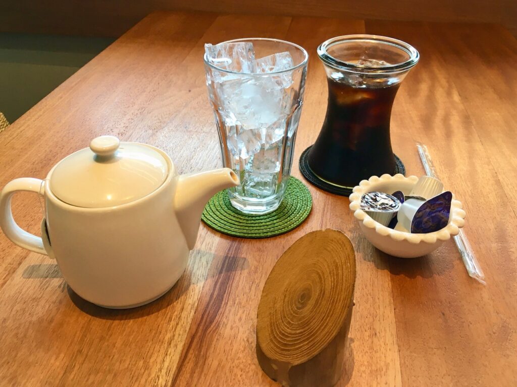ドリンクセットのハーブティとアイスコーヒー（コマコ）