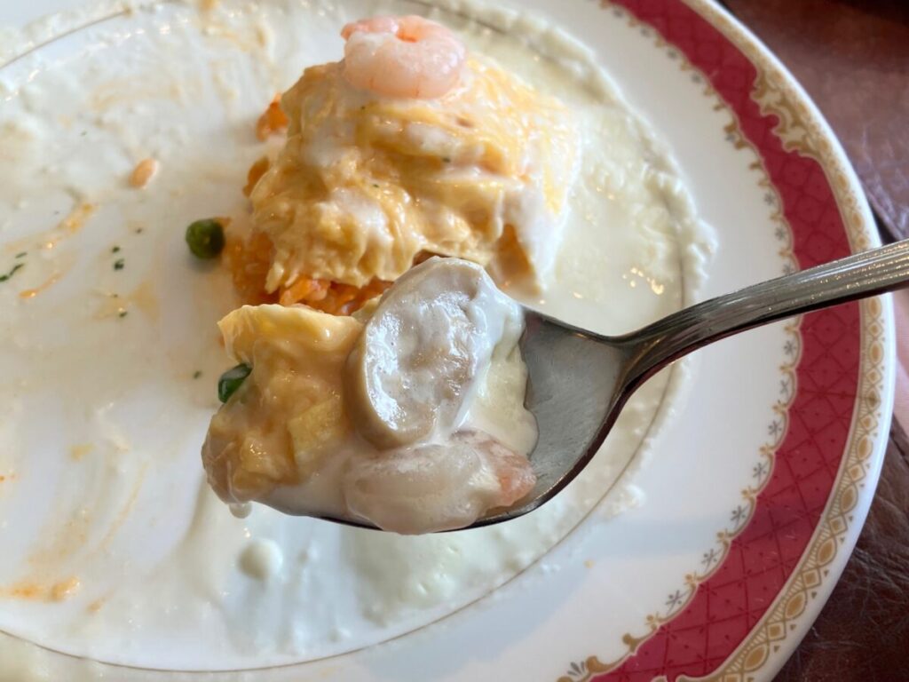 ハーフ＆ハーフセットのふんわり卵のオムライス・小海老クリームソース（ティファニィ）
