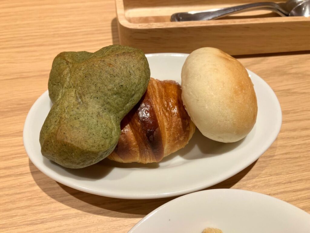 平日ランチメニューのパン3個（鎌倉パスタ）