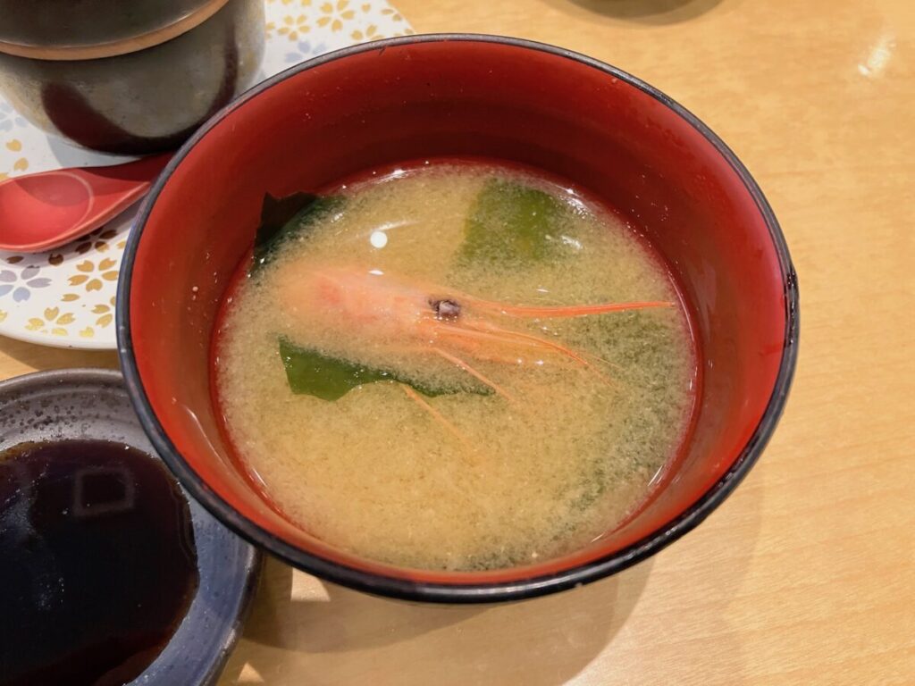 海老頭入りのお味噌汁（粋鮨）
