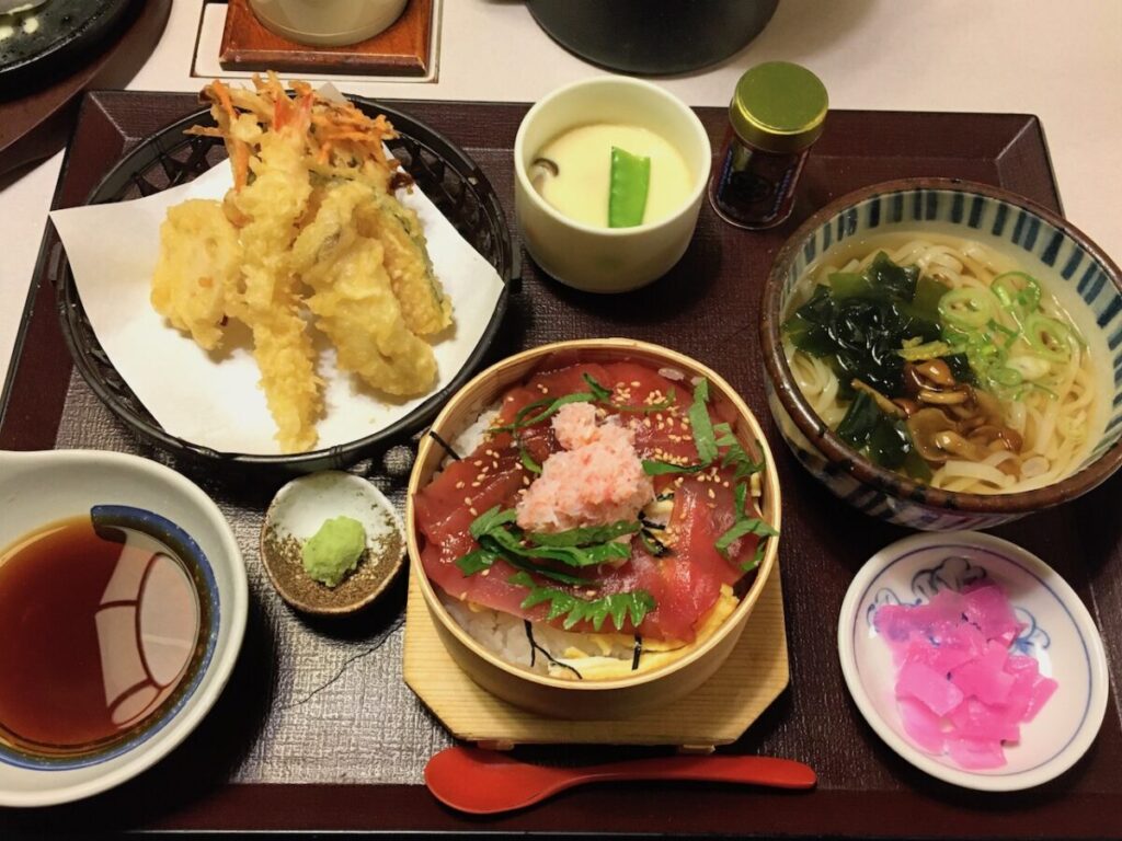 期間限定メニュー（万さく）カニと漬けマグロわっぱ飯、天ぷら、小うどん