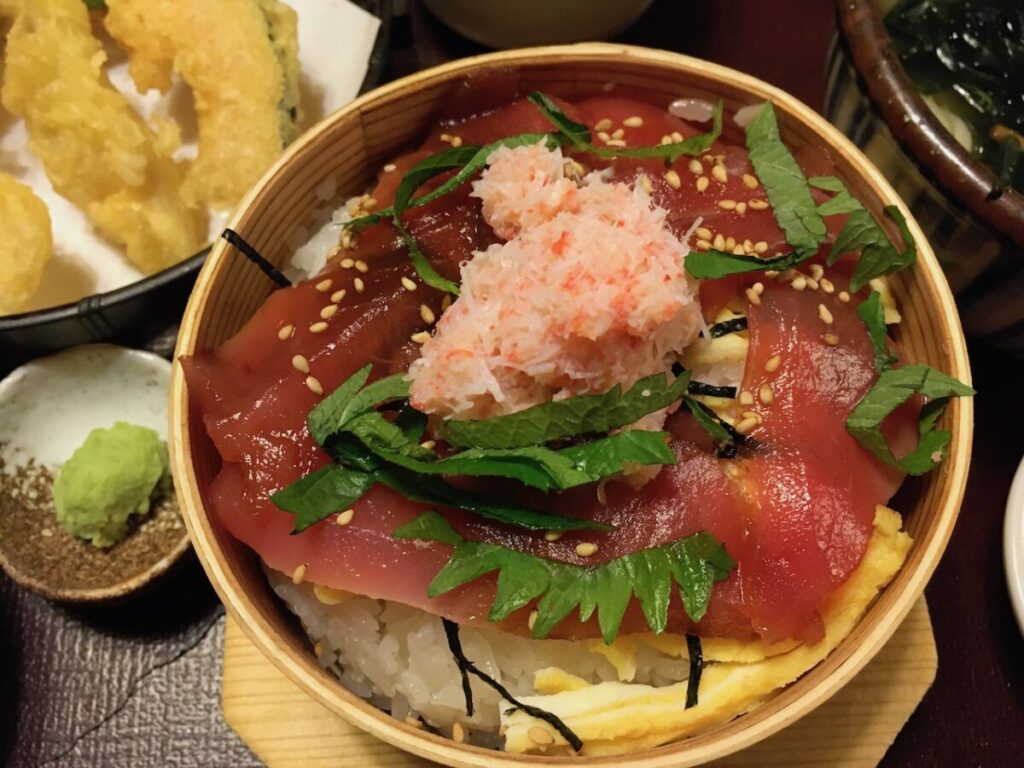 期間限定メニュー（万さく）カニと漬けマグロわっぱ飯、天ぷら、小うどん