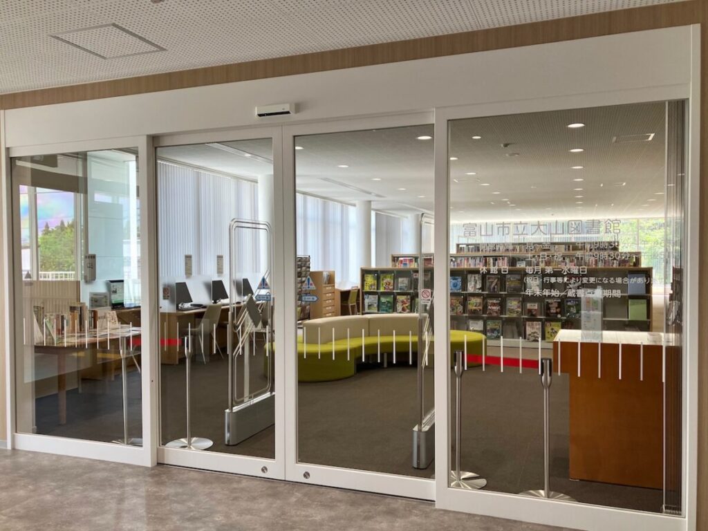図書館出入口（20230503富山市立大山図書館）