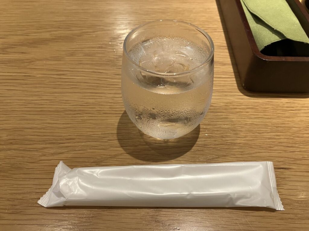 お水とおしぼり（むさしの森珈琲）