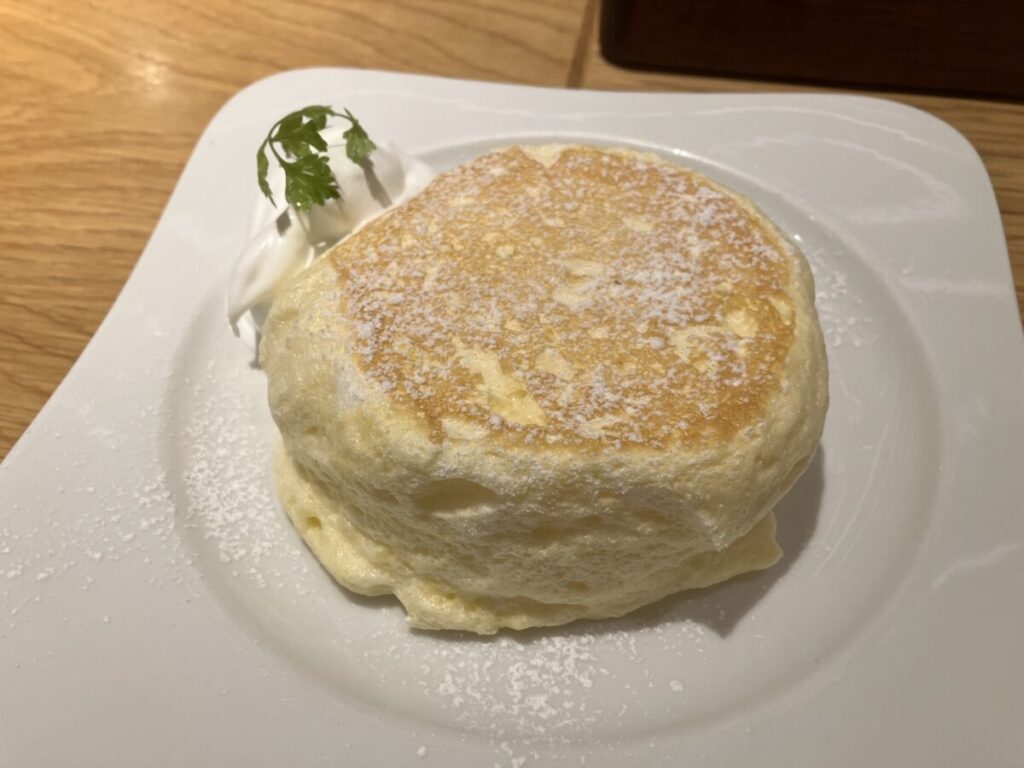 リブロースステーキロコモコセットのリコッタパンケーキ（むさしの森珈琲）