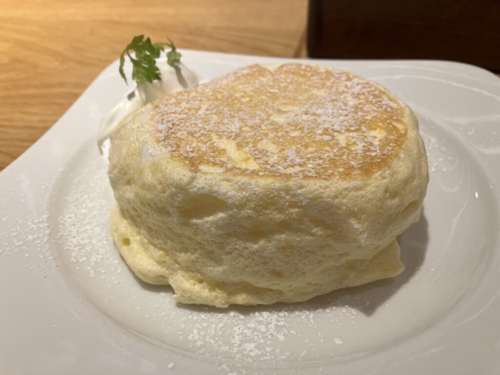 リブロースステーキロコモコセットのリコッタパンケーキ（むさしの森珈琲）