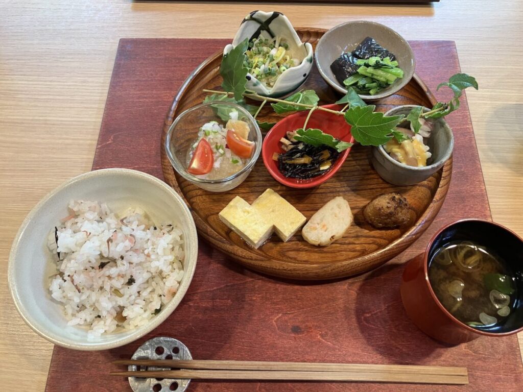 ご飯、お味噌汁、たくさんの小鉢（日本料理かわうち）