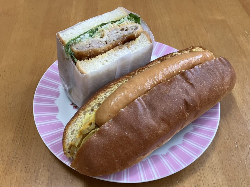 ホットドックとメンチカツ ハーフ(ロゼッタオミケッタ)