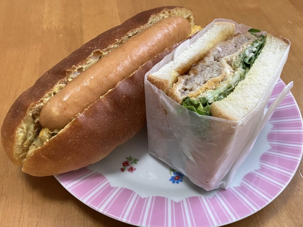 ホットドックとメンチカツ ハーフ(ロゼッタオミケッタ)