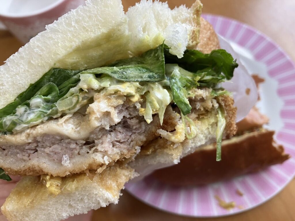 メンチカツサンド食べさし(ロゼッタオミケッタ)