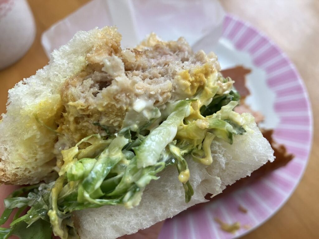 メンチカツサンド食べさし(ロゼッタオミケッタ)