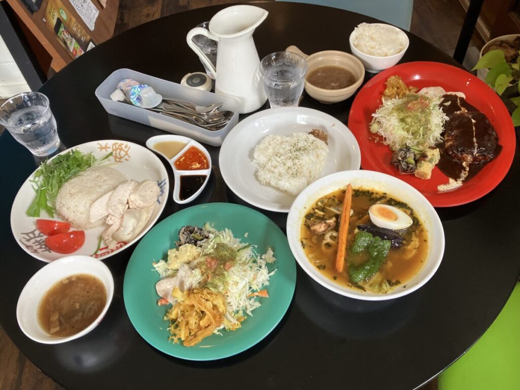 テーブルいっぱい美味しそうなランチ(かふぇにこ)
