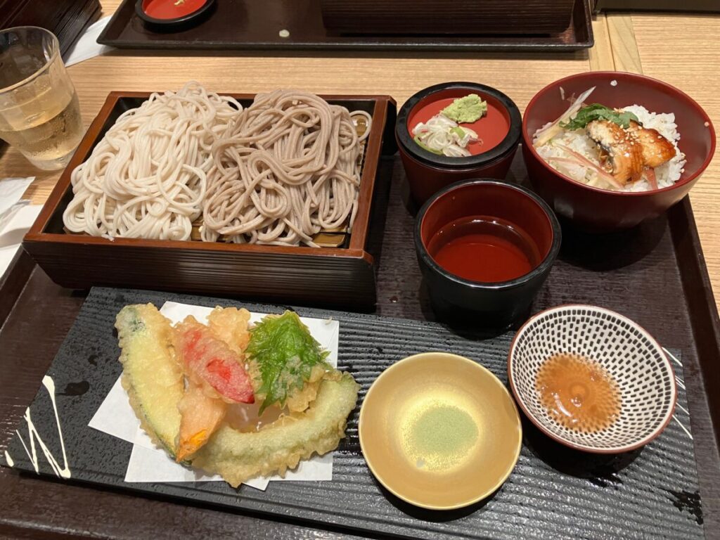 季節限定〜うなぎちらし付き〜鱧と旬天ぷらの十割・更科二色そばセット（そば処花凛）