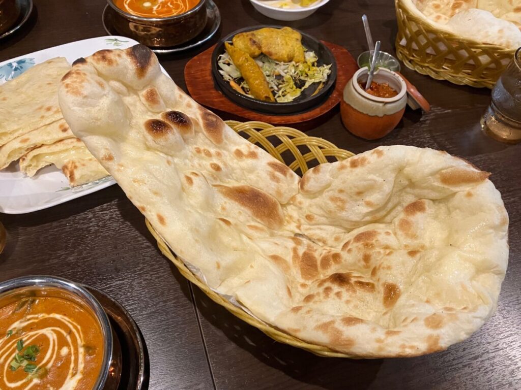 大きなプレーンナン（インド料理ガンジス川）
