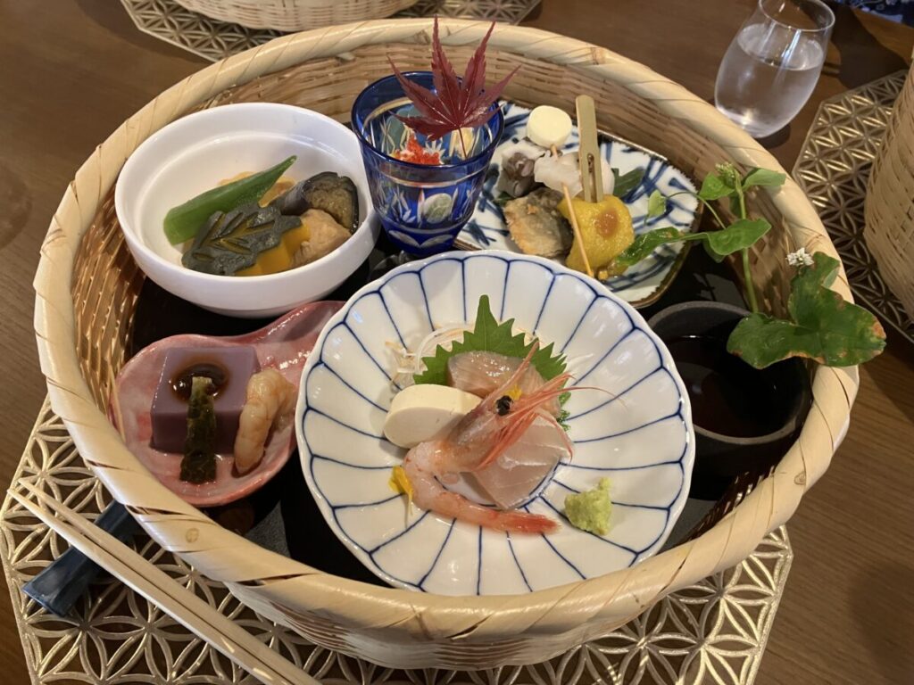 【籠】小鉢、八寸、お造り、煮物（おりょうり椿や）